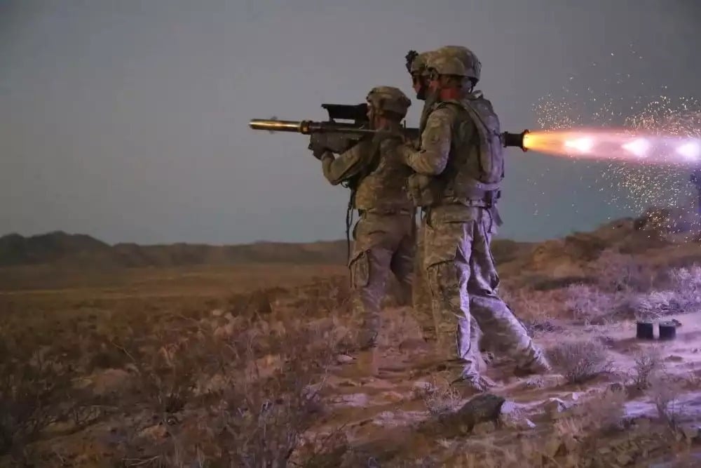 Tir d'un FIM-92 Stinger par des soldats de l'US Army.