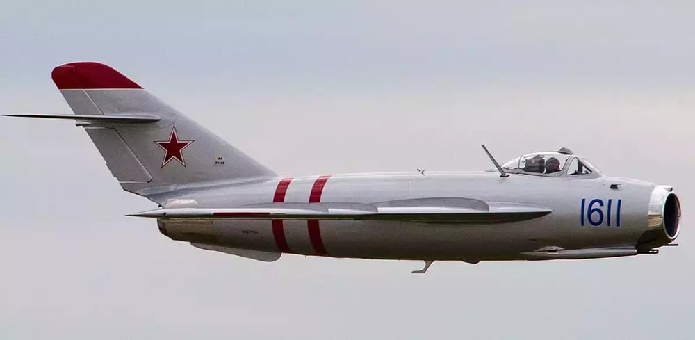 Un MiG 17 survolant Pittsburgh lors d'une démonstration aérienne.