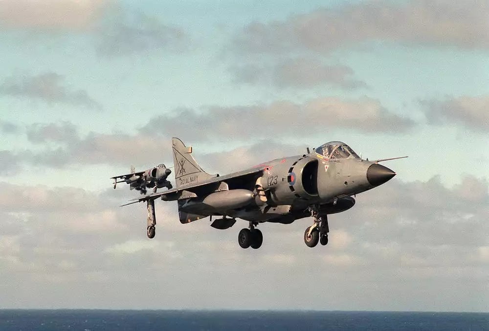 Deux Sea Harrier de la Royal Air Force atterrissant sur l'USS Dwight D. Eisenhower.