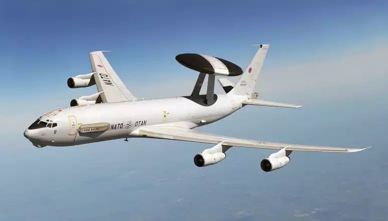 Les AWACS, ou "Système de détection et de commandement aéroporté", permettent de surveiller de larges bandes de terrains depuis les airs.