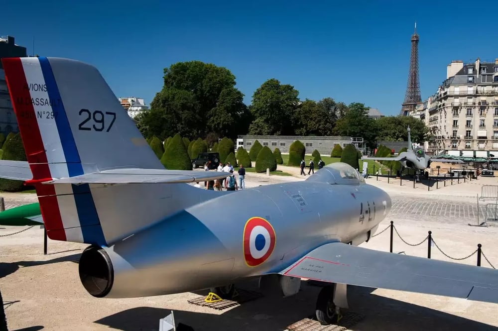 Exposition "De l'Ouragan au Rafale 70 ans d'excellence industrielle et opérationnelle" dans les jardins de l'hôtel des Invalides