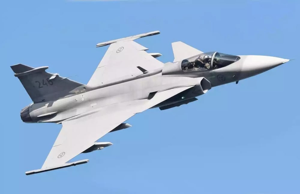 Un JAS 39 Gripen de l'armée de l'air suédoise en vol lors du salon aérien de Kaivopuisto en 2017.