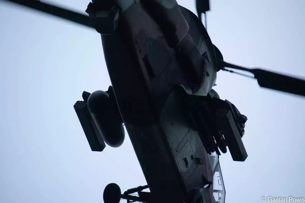 À l'occasion de la démonstration d'assaut, le Tigre était équipé avec deux paniers de roquettes, un réservoir et deux missiles antichars AGM-114 Hellfire.