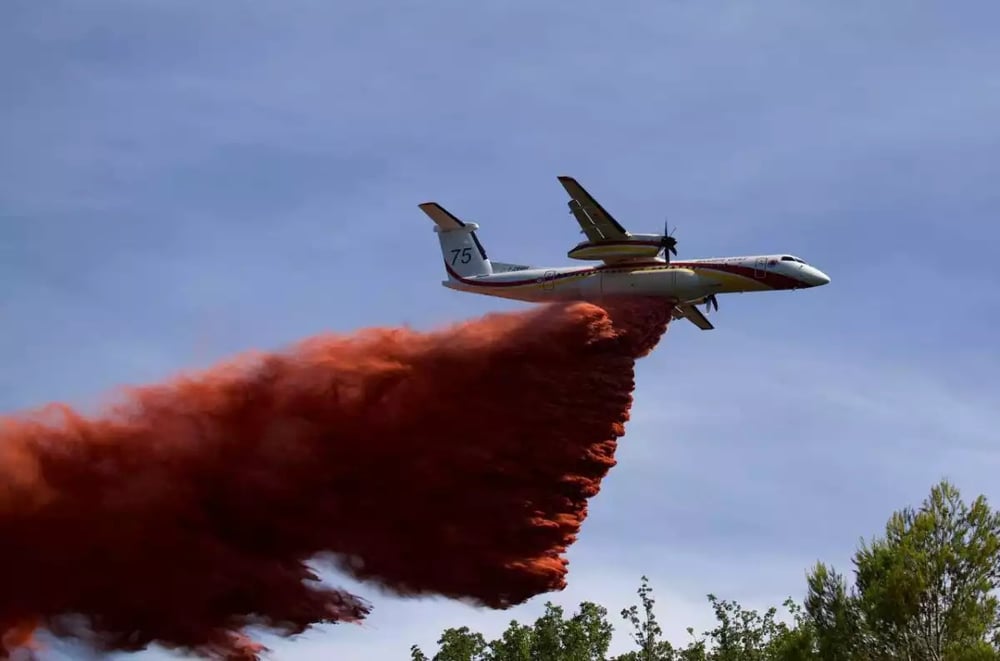 Dash 8 "Milan 75" de la Sécurité civile lors d'un largage de retardant.