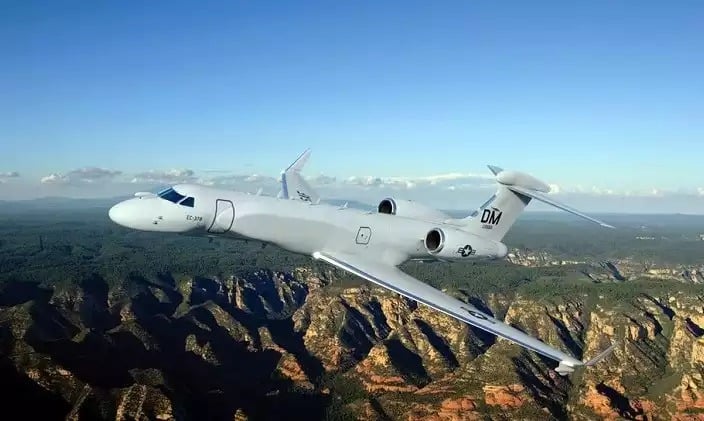 Représentation d'artiste d'un EC-37B de l'USAF.