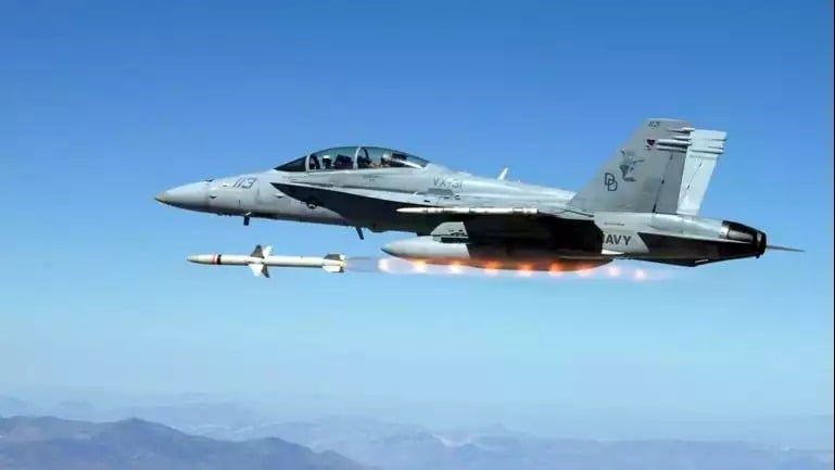 Tir d'un missile AGM-88 HARM par un F/A-18F Super Hornet de l'US Navy.