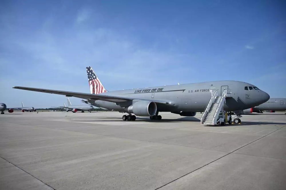 L'avion ravitailleur KC-46A Pegasus "Spirit of Portsmouth" avant son atterrissage perche abaissée.