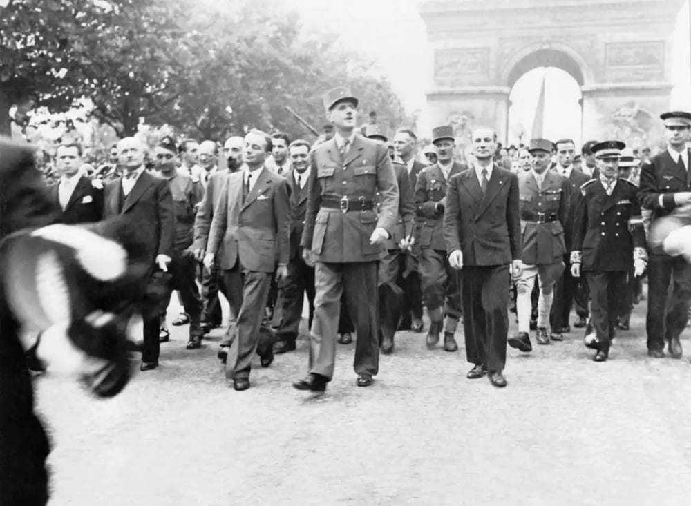La descente de l'avenue des Champs-Élysées se fait devant une foule en liesse.