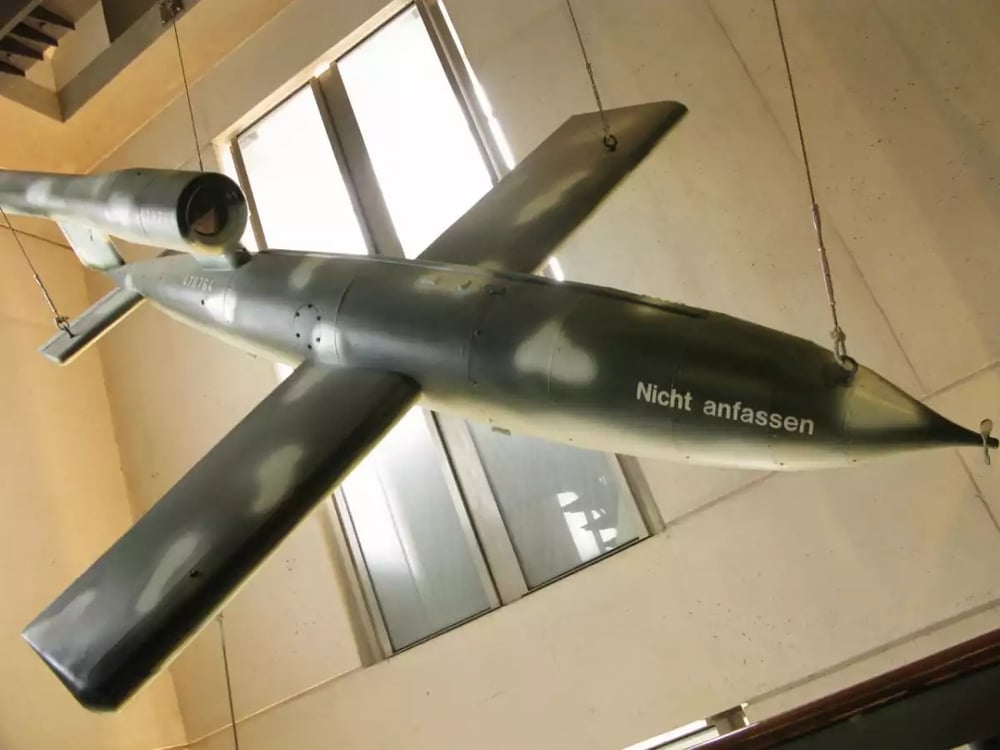 Missile V1 allemand : il peut transporter une ogive de 0,85 tonnes à 640 km/h.