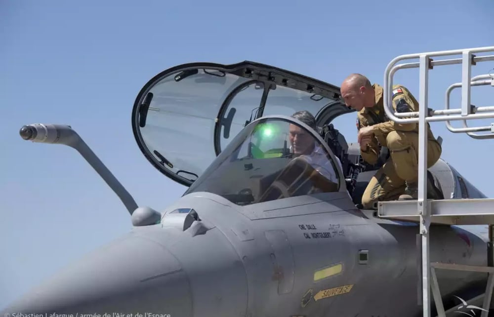 Le ministre de la Défense australien à bord d'un Rafale français pendant l'exercice Pitch Black 2022.