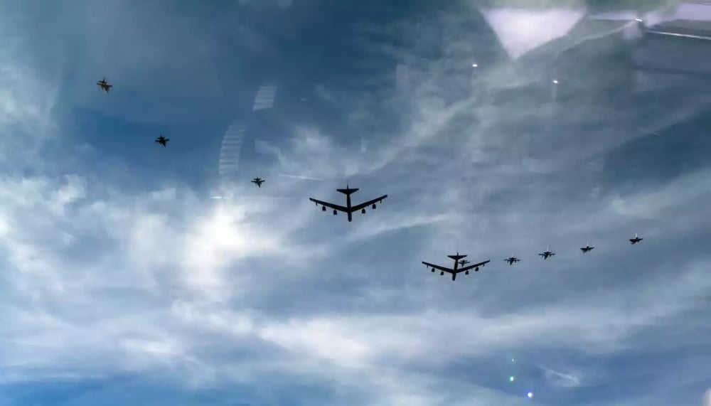 (de gauche à droite) 3 F-16 belges, deux B-52H, un quatrième F-16 belge, deux Tornado IDS et deux Eurofighter allemands.