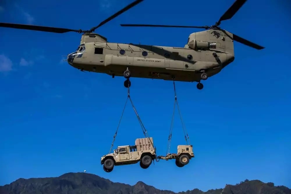 Ch-47 Chinook transportant sous élingue un HMMWV équipé d'un radar de contrebatterie AN/TPQ-50.