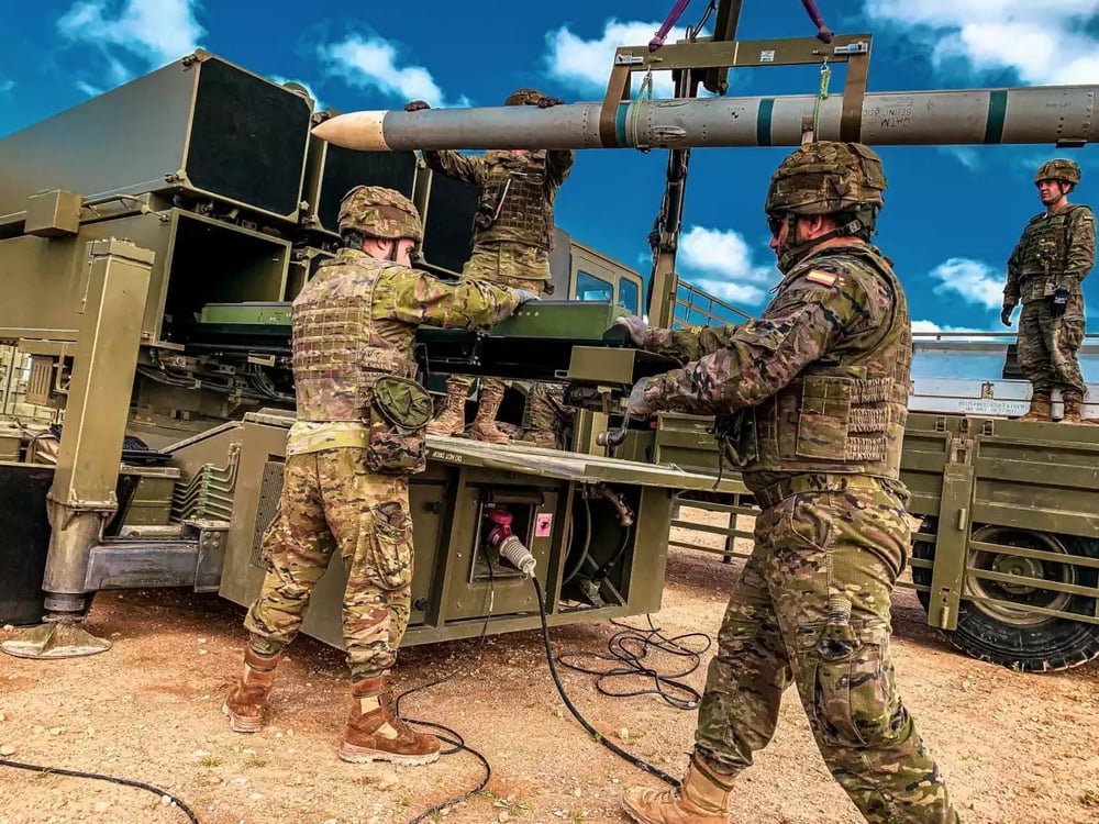 Militaires espagnols rechargeant leur NASAMS avec un AMRAAM AIM-120.