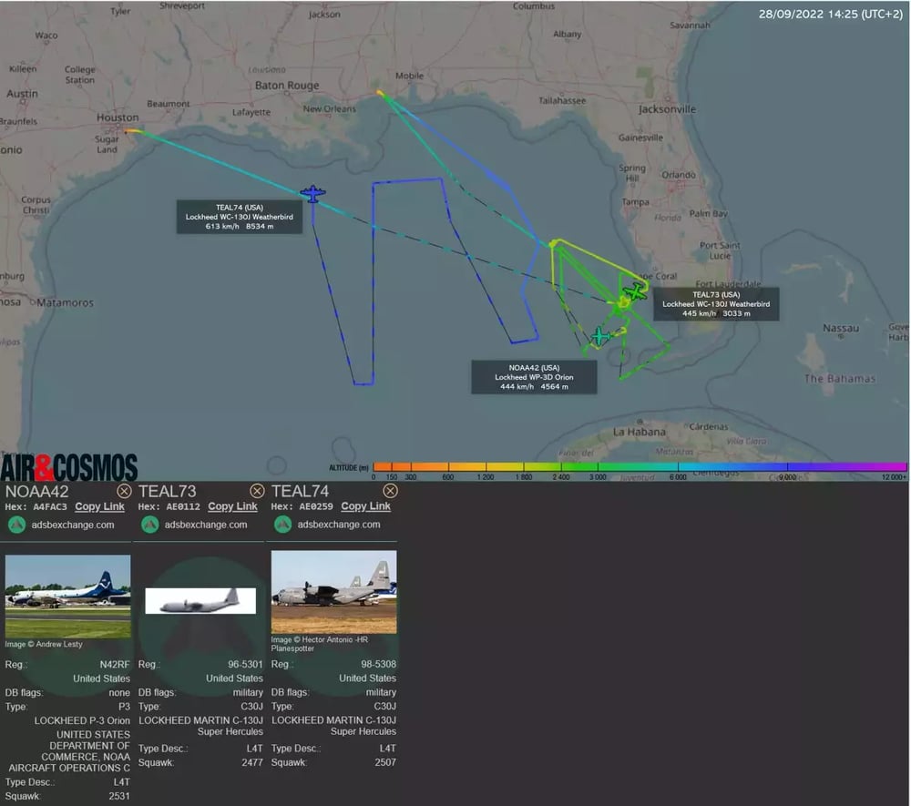 Un WC-130J et un WP-3D en patrouille dans l'ouragan Ian et un second WC-130J en train d'analyser les conditions météorologiques en périphérie de l'ouragan.