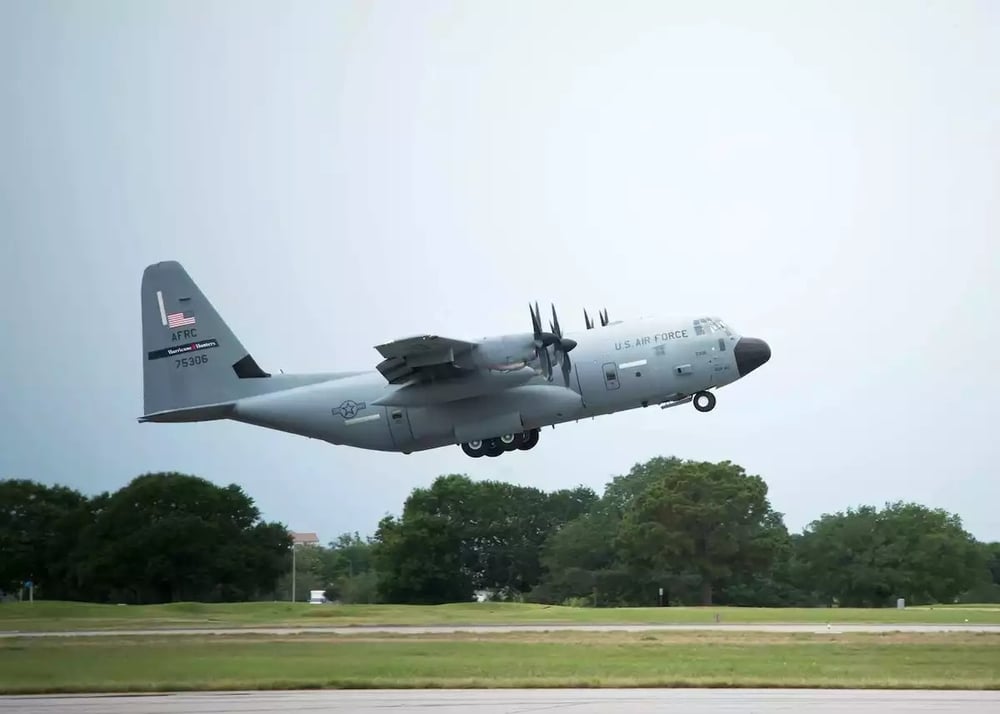 L'un des WC-130J de l'USAF au décollage.