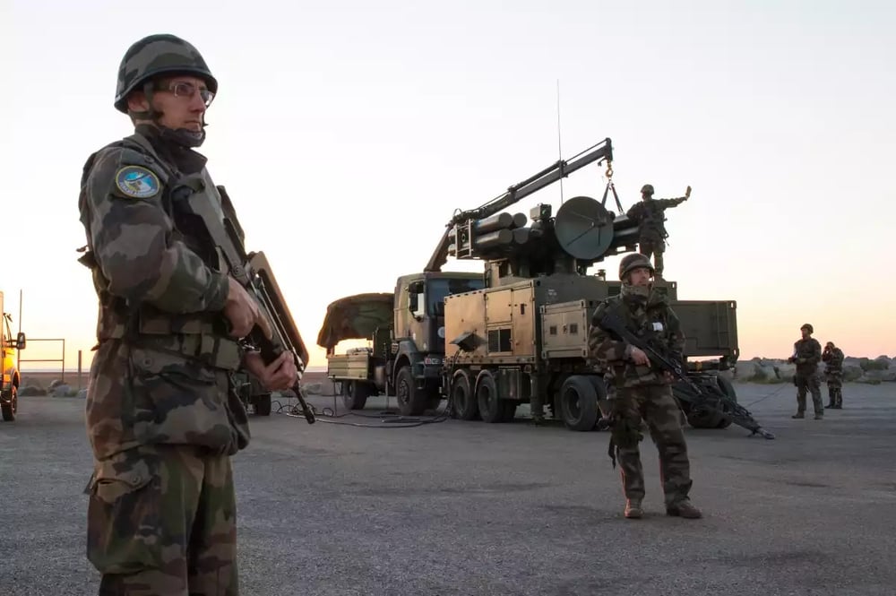 Rechargement d'un Crotale NG de l'Armée de l'Air et de l'Espace. On distingue clairement la remorque comprenant les lanceurs et les capteurs ainsi que la facilité de rechargement des missiles.