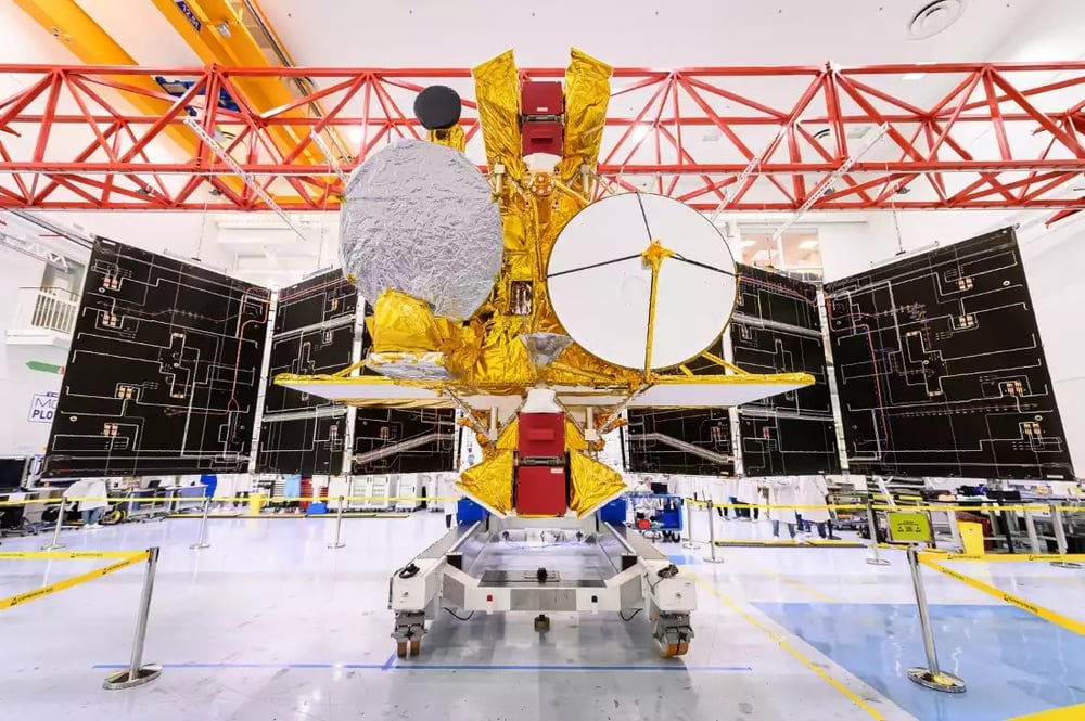 Déploiement des panneaux photovoltaïques du satellite SWOT.
