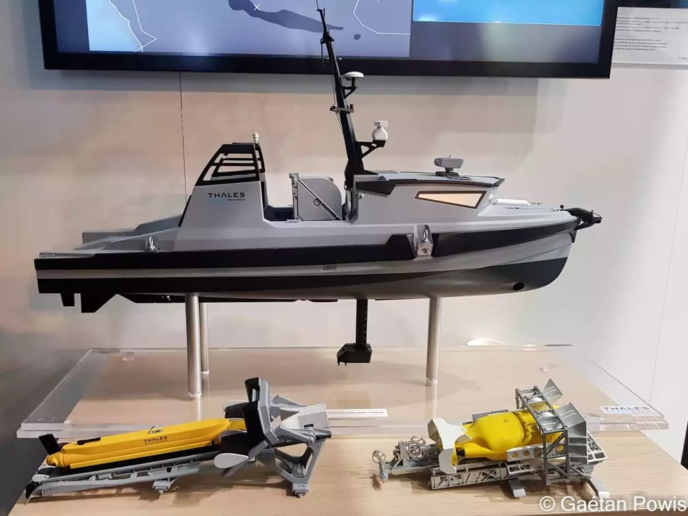 L'USV Pathmaster (avec le sonar sur mat sous-marin déployé) et les Launch And Recovery System des sonar tracté T-SAM (à gauche) et ROV MuMNS (à droite).