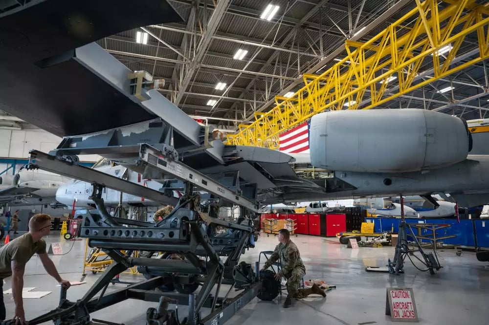 Fixation de la nouvelle aile d'un A-10 au sein d'un des hangars de la base aérienne de Davis-Monthan.