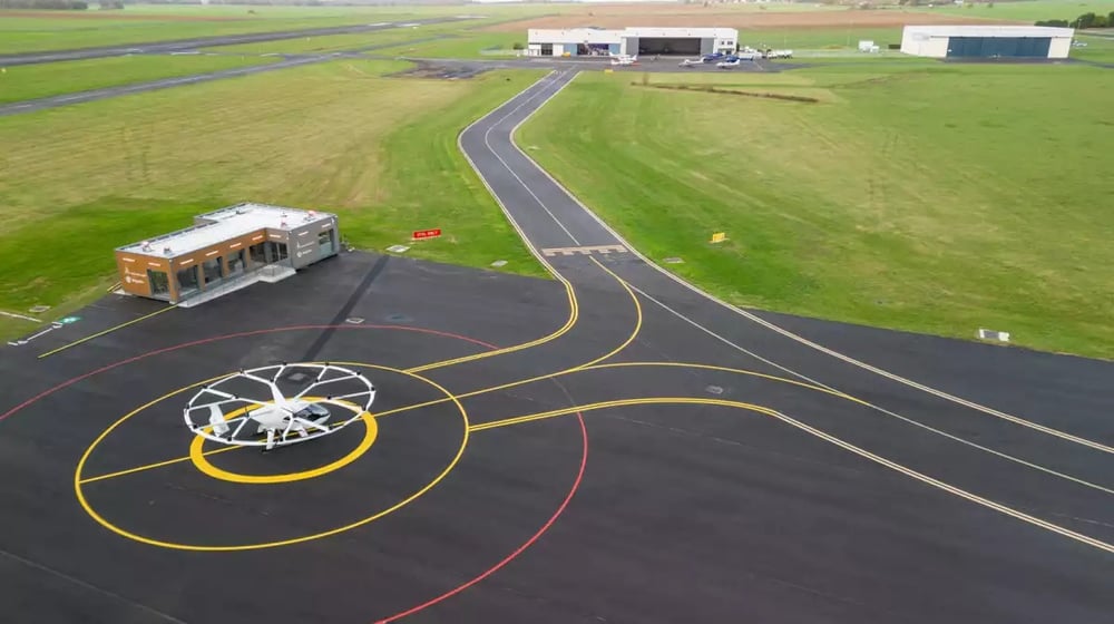 vue aérienne du Vertiport de Pontoise, avec le terminal passagers et le VocoCity(Groupe ADP, A.Gaulupeau)(1).PNG