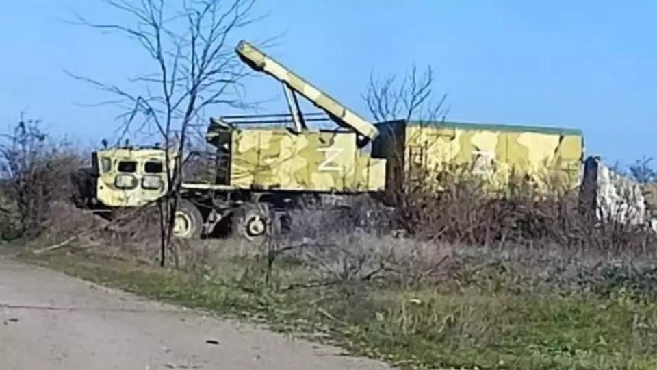 Radar 5N63S avec un camouflage deux tons, les marquages d'identifaction russe blanc "Z". L'image permet aussi de voir les nombreux systèmes qui ont disparu.