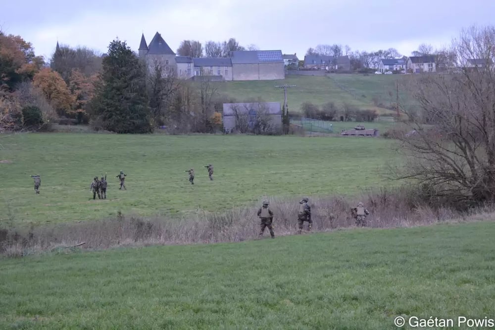 Début de l'embuscade : déploiement de l'infanterie, couvert par les blindés.
