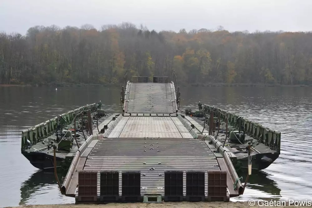 Le Pont Flottant Motorisé est composé de trois section pour cette traversée. Chaque section comprend deux postes de pilotages pour les moteurs de chaque section.