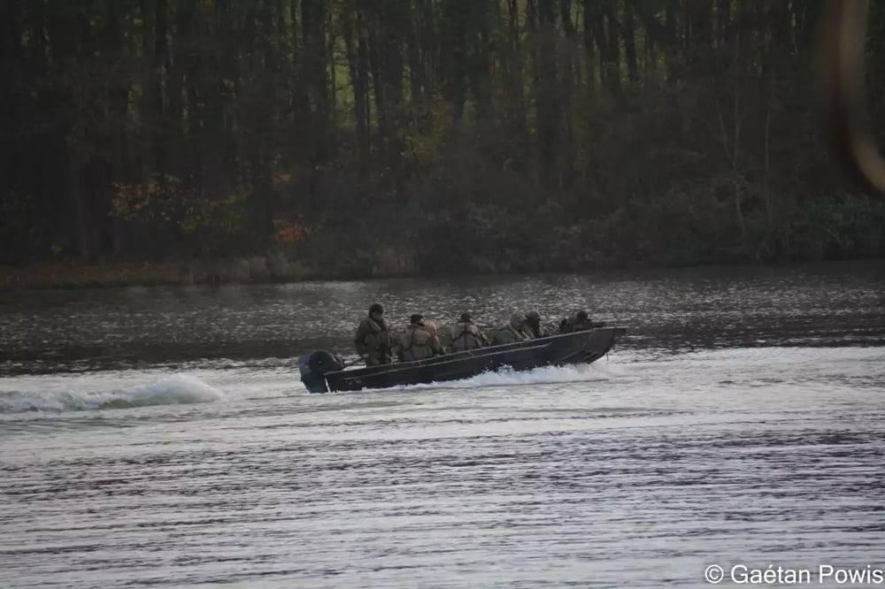 Assaut tactique de la berge par des éléments belges et français.