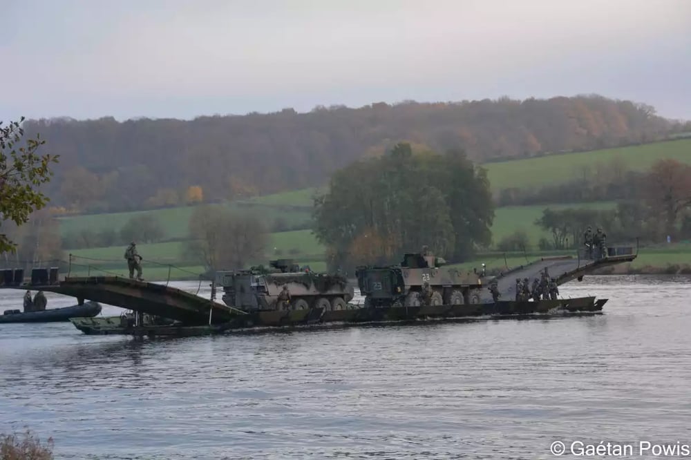 Un VBCI français et un Piranha belge effectue la traversée sur le PFM français.