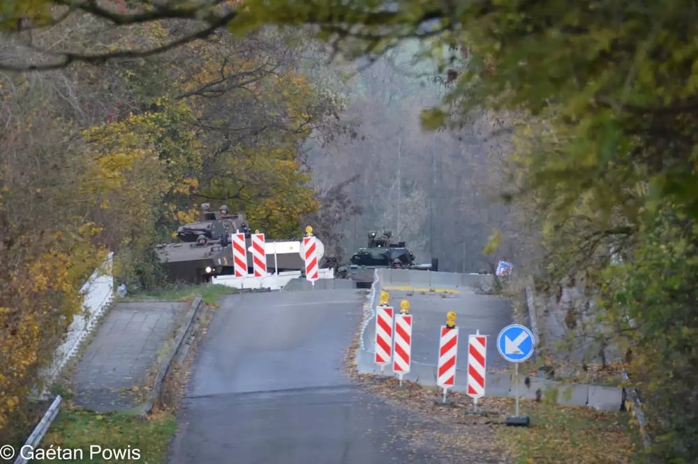 Arrivée de la patrouille française devant la ville de Philipeville : sécurisation du pont et reconnaissance de l'entrée de la ville.