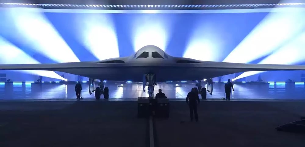 Le B-21 Raider lors de sa première sortie publique de son hangar.