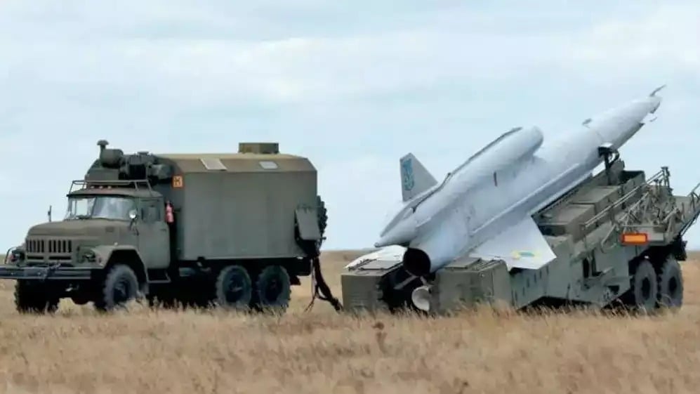 Drone Tu-141 sur sa plateforme de lancement. Le camion qui sert de centre de commandement permet d'avoir une idée de la taille du drone (14,3 mètres de long, masse de 6,2 tonnes).