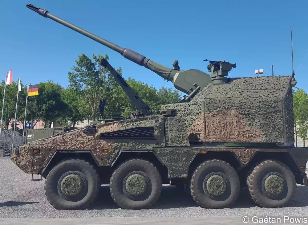 RCH 155 sur le stand KNDS à Eurosatory 2022. Celui-ci est équipé d'une mitrailleuse téléopérée.