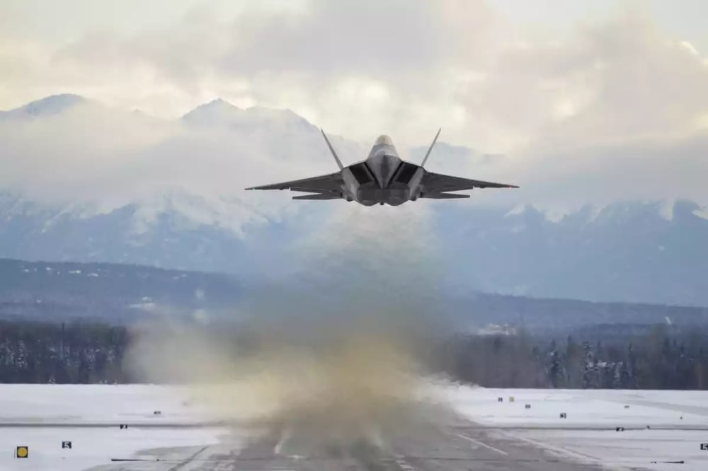 Décollage d'un F-22 Raptor depuis la base aérienne d'Elmendorf (Alaska, États-Unis).