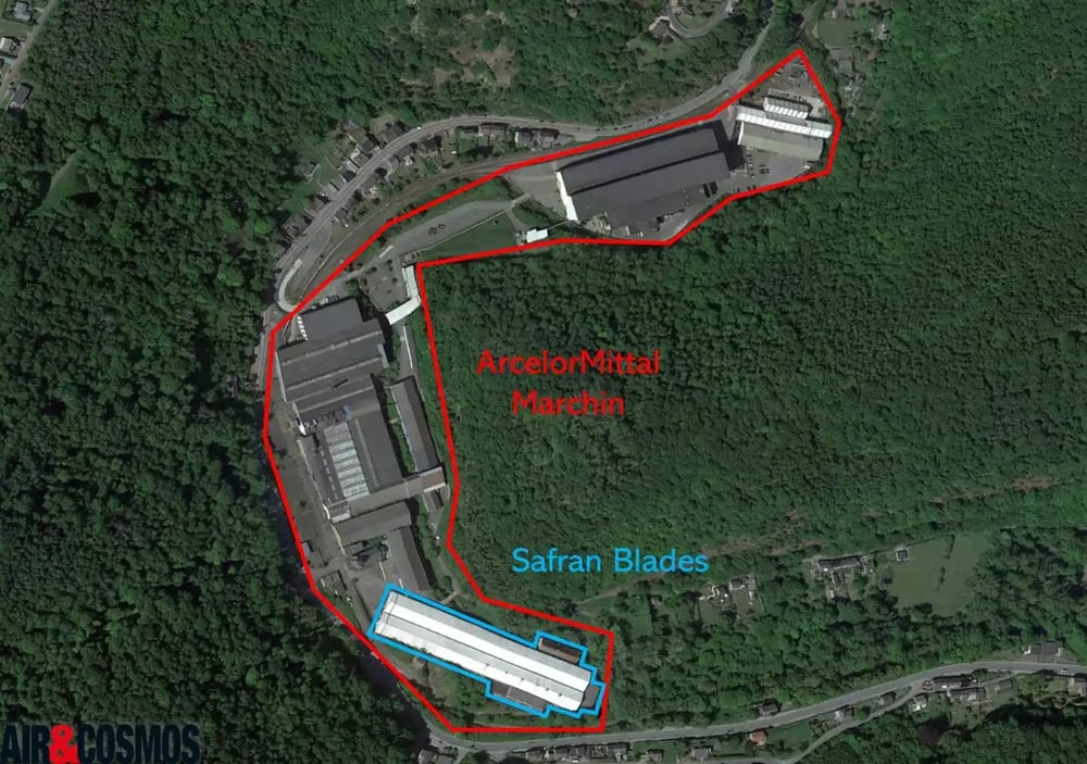 Le site actuel d'ArcelorMittal de Marchin. Seul le bâtiment HP5 (toiture foncée, le plus au nord) est encore utilisé par le groupe sidérurgique.