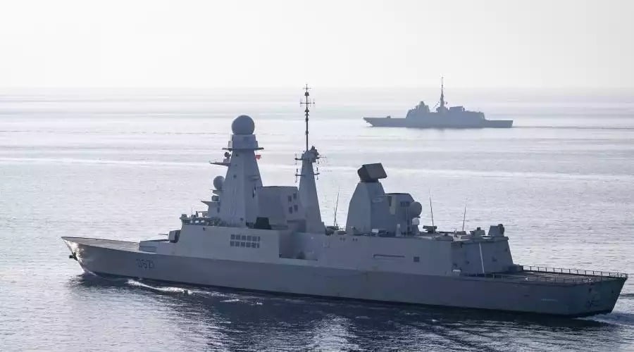 Frégate Chevalier Paul de la Marine nationale. Le radar S1850M est très facilement reconnaissable avec sa couleur noire. Une FREMM est visible en arrière-plan de l'image.