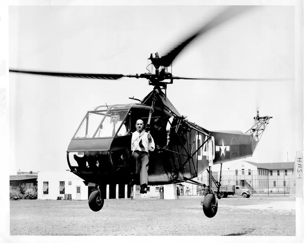 Un hélicoptère R-4 piloté par le commandant Frank Erikson, le père des hélicoptères au sein de l'USCG, et Igor Sikorsky.