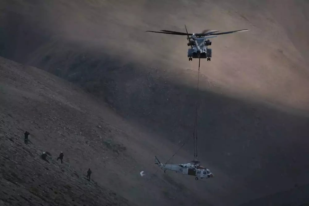 Levage du MH-60S accidenté le 16 juillet 2022 par un CH-53K King Stallion.
