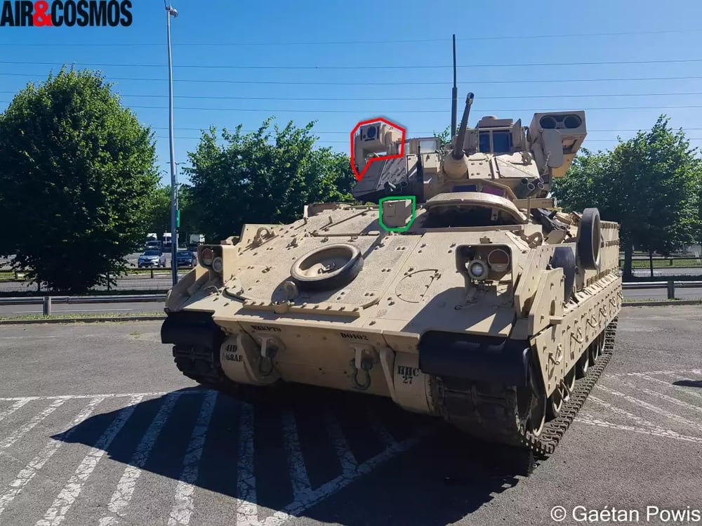 M2A3 Bradley avec la caméra infrarouge conducteur (vert) et la caméra indépendante pour le commandant.