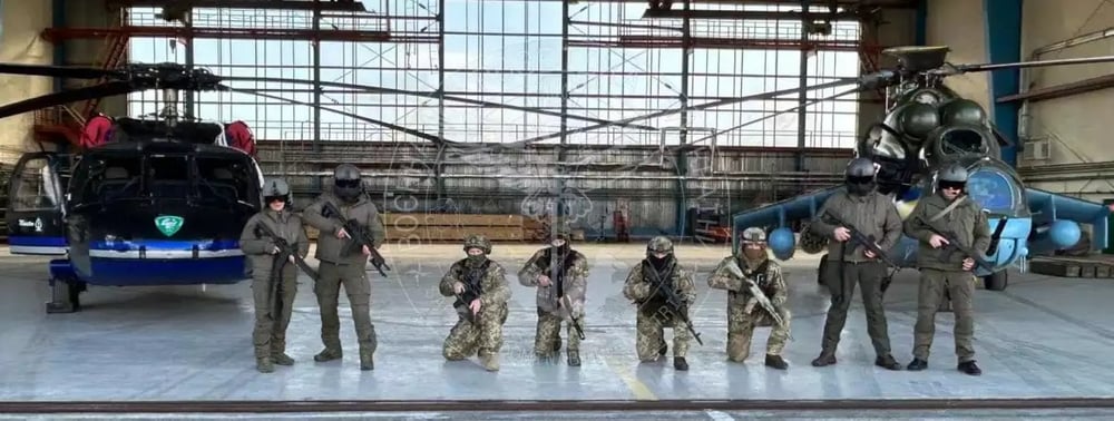 Le premier Black Hawk ukrainien au sein du GUR, à côté d'un Mi-24 Hind.