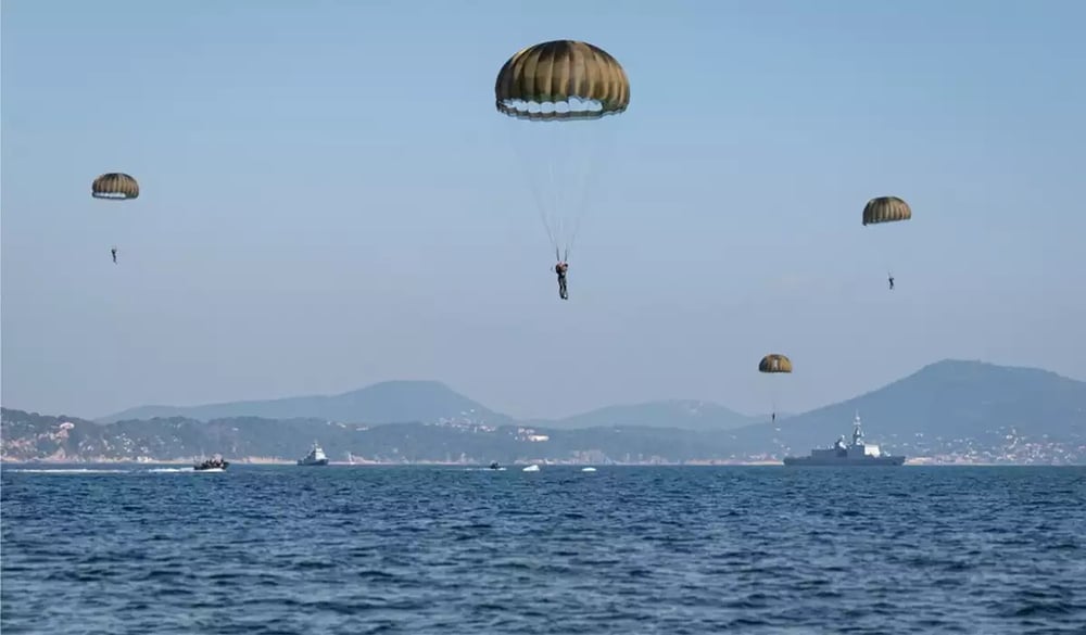 Tarpon de commandos marine au large de Toulon, afin de rejoindre rapidement la frégate Courbet.