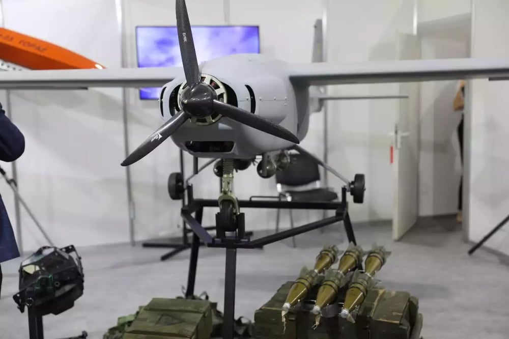 Drone UJ-22 équipé de 4 bombes légères.
