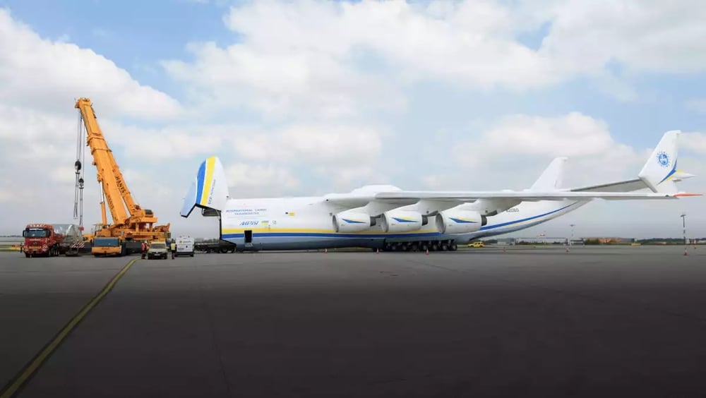 L'An-225 (en réel) durant un chargement ou déchargement de sa cargaison.