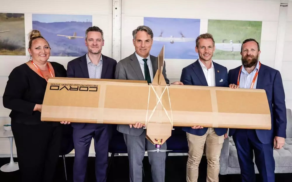 Le drone en carton CORVO lors du salon Avalon AIA en Australie avec le ministre de la Défense australien Richard Marles.
