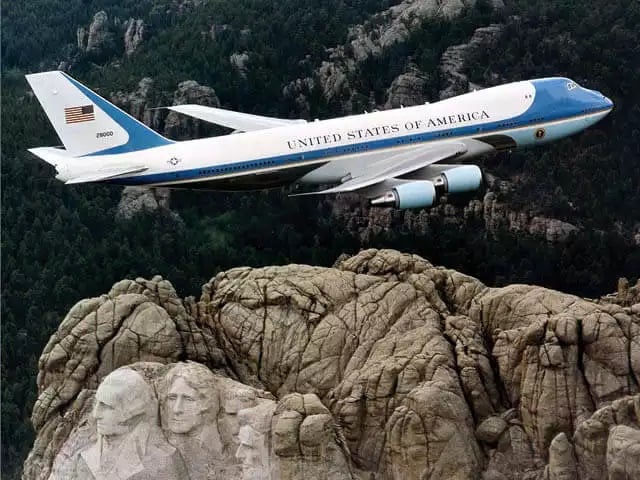 VC-25B Mont Rushmore.jpg
