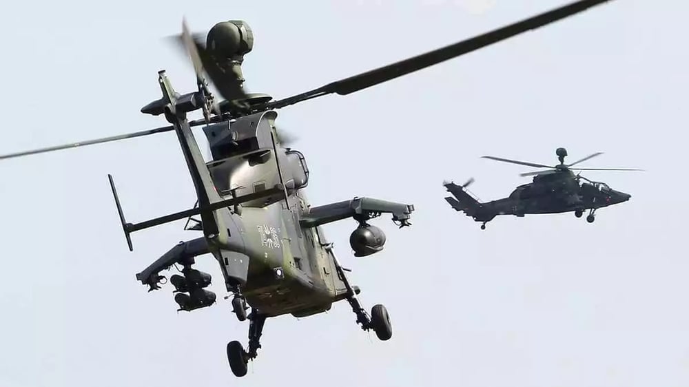 Deux hélicoptères de combat Tigre UHT allemands avec leur capteur Osiris sur mât, pod FN HMP 400 (à droite) et quatre missiles antichars (à gauche).