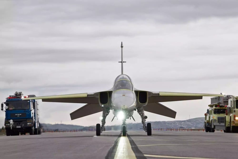 Le premier prototype du Hürjet au roulage, appareil dans la configuration entraînement avancé.