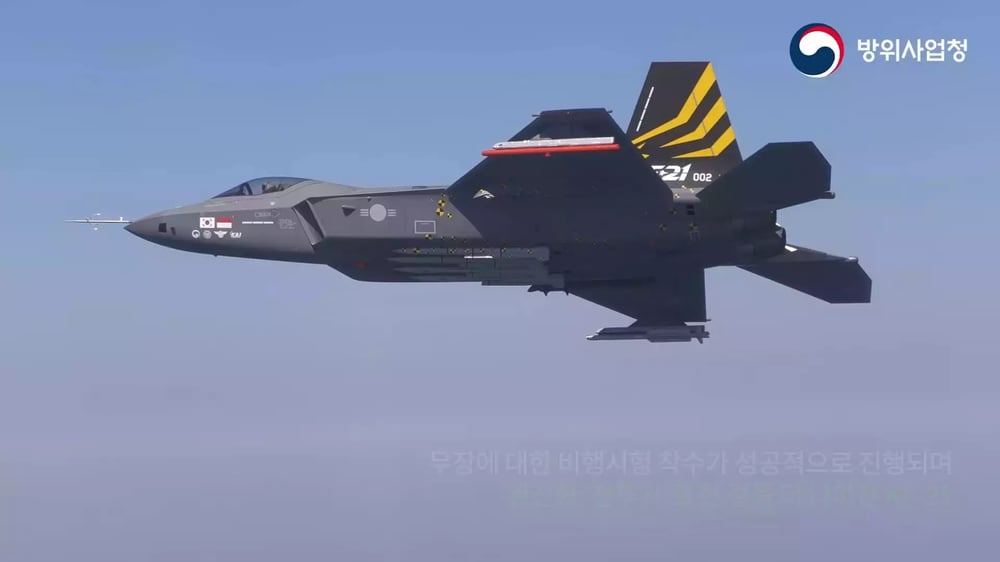 Vue de profil du KF-21 002, avec ses mutliples points d'emports, missiles Meteor et IRIS-T.