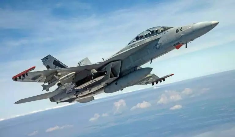 Un F/A-18E/F Super Hornet équipé d'un missile de croisière anti-surface à longue portée LRASM