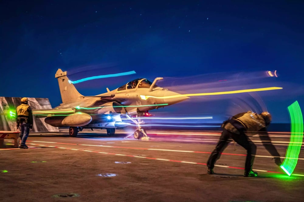 Catapultage d'un Rafale M équipé d'un missile ASMP-A depuis le Charles de Gaulle à l'occasion de l'exercice Poker 2023-01.